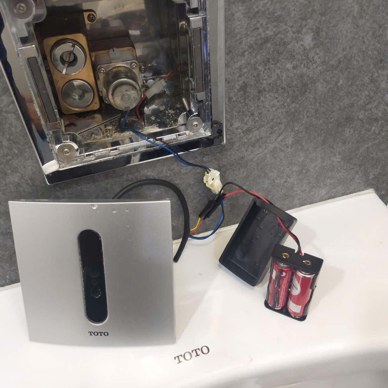 Hộp Nguồn Pin Dáng Ngắn 3V – Linh Kiện LASTING Thay Thế Tương Thích Van Tiểu Âm Tường TOTO - Image 2